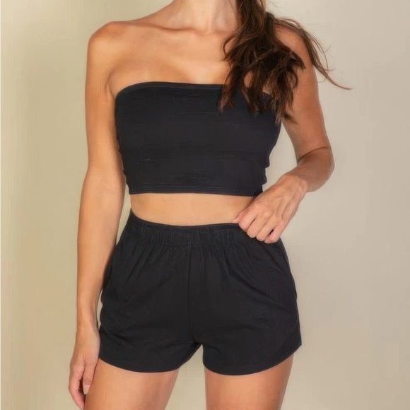Simple Solid Tube Top And Shorts Set - Picture 2 of 6